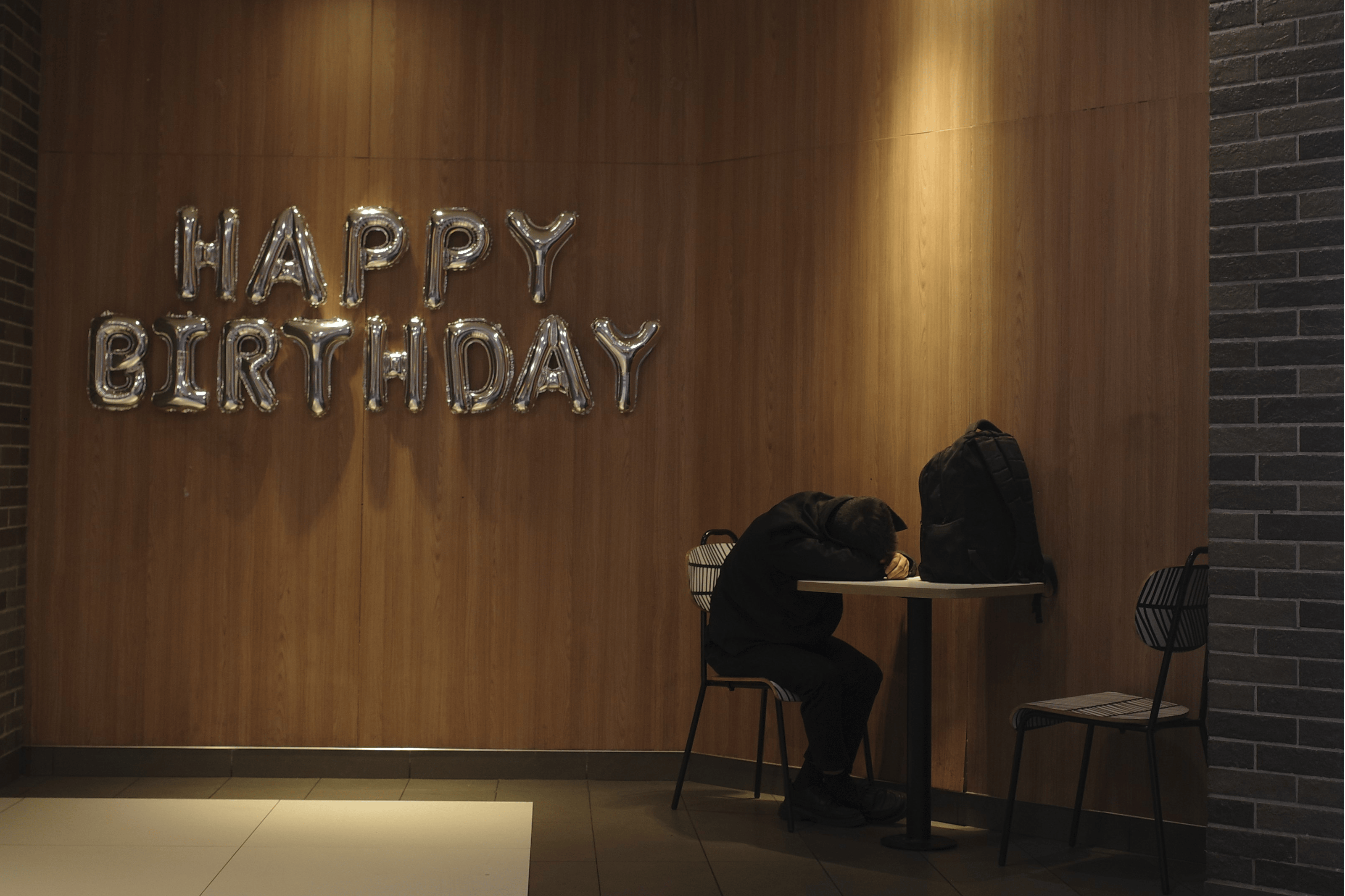 麦当劳夜宿者：老人占六成，各有心酸事