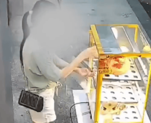 女子连续偷吃5个蛋挞转身就走，店员：后面有人点单，才发现没蛋挞了，现场画面曝光