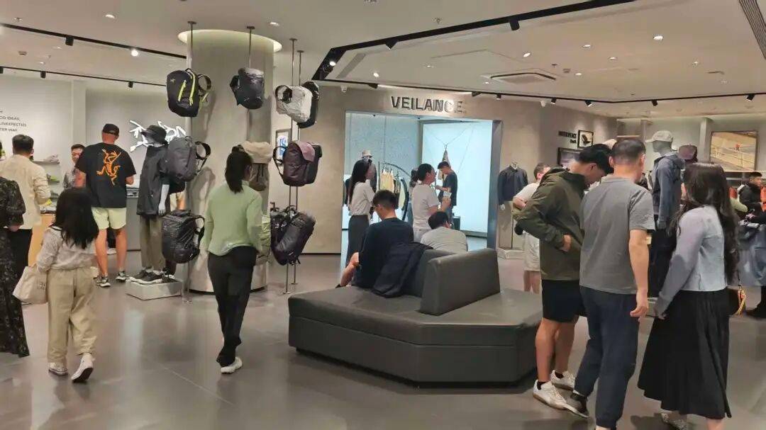 实探始祖鸟门店，硬壳冲锋衣均价在5000元至8000元之间，店员：生意未受“烟花秀”影响