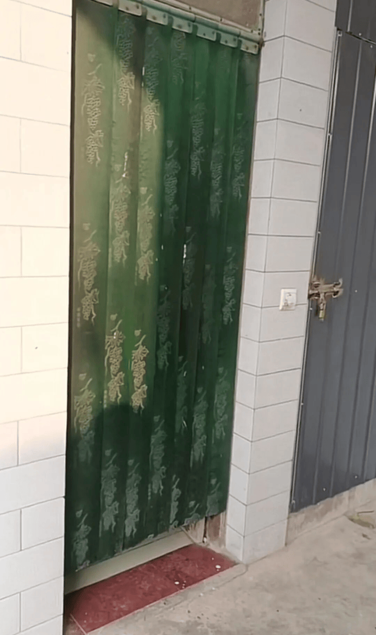 监控曝光！山西一男子因前女友拒复合持刀闯入家中，女子哥哥在家门口遇害，案件近日将开庭