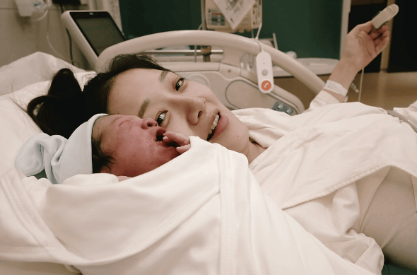 哈尔滨籍男演员三胎儿子出生，妻子晒全家福透露生产细节