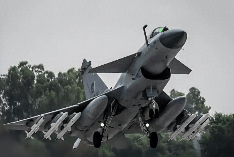 歼10CE又给中国长脸！印媒罕见承认：阵风确实被击落，但不是4架