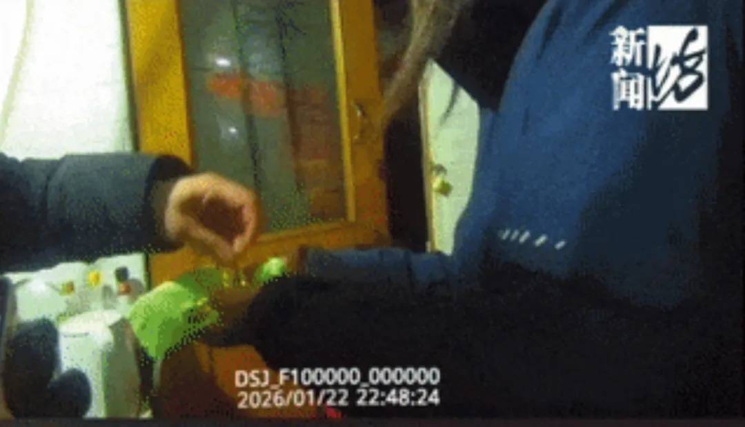 女子帮母亲大扫除将旧衣物丢了，半个月后母亲说里面藏有价值10多万的黄金，连忙报警