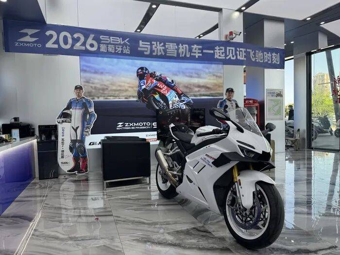 张雪机车WSBK双冠后销量激增，记者走访线下门店，市民争相询问“冠军车”