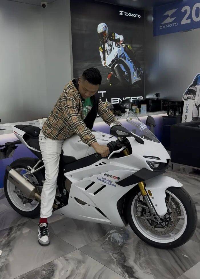 张雪机车WSBK双冠后销量激增，记者走访线下门店，市民争相询问“冠军车”