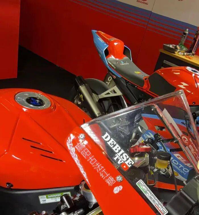 张雪机车WSBK双冠后销量激增，记者走访线下门店，市民争相询问“冠军车”