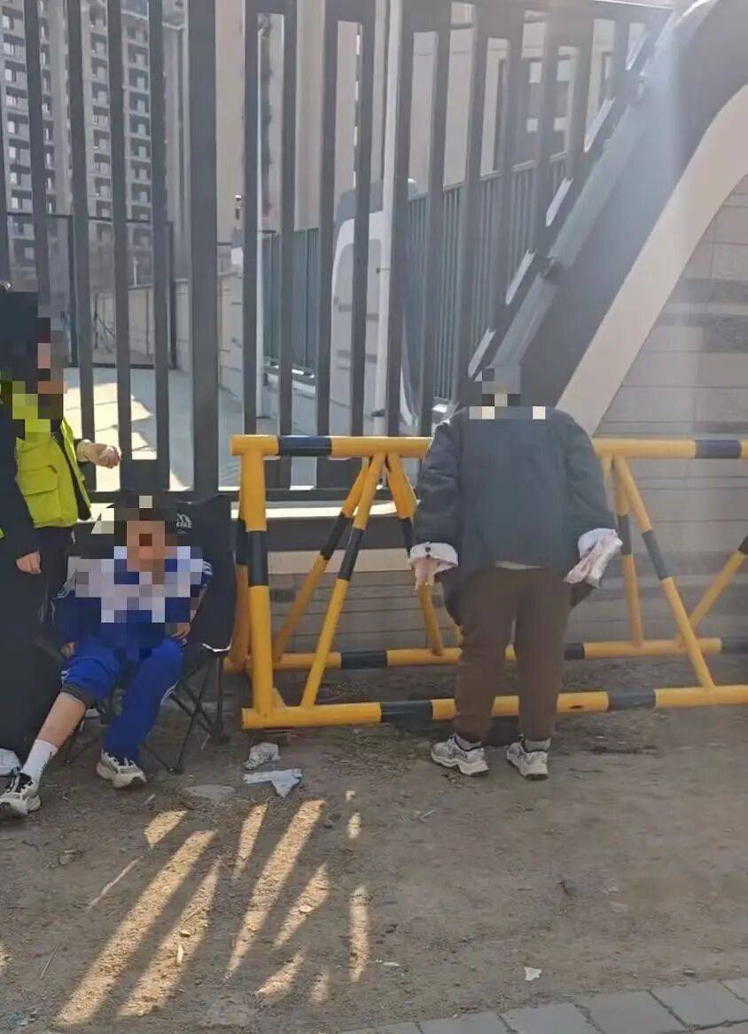 吉林一学生掉入学校外围下水井，12345工作人员：事发地之前有板子盖着，当晚已修好