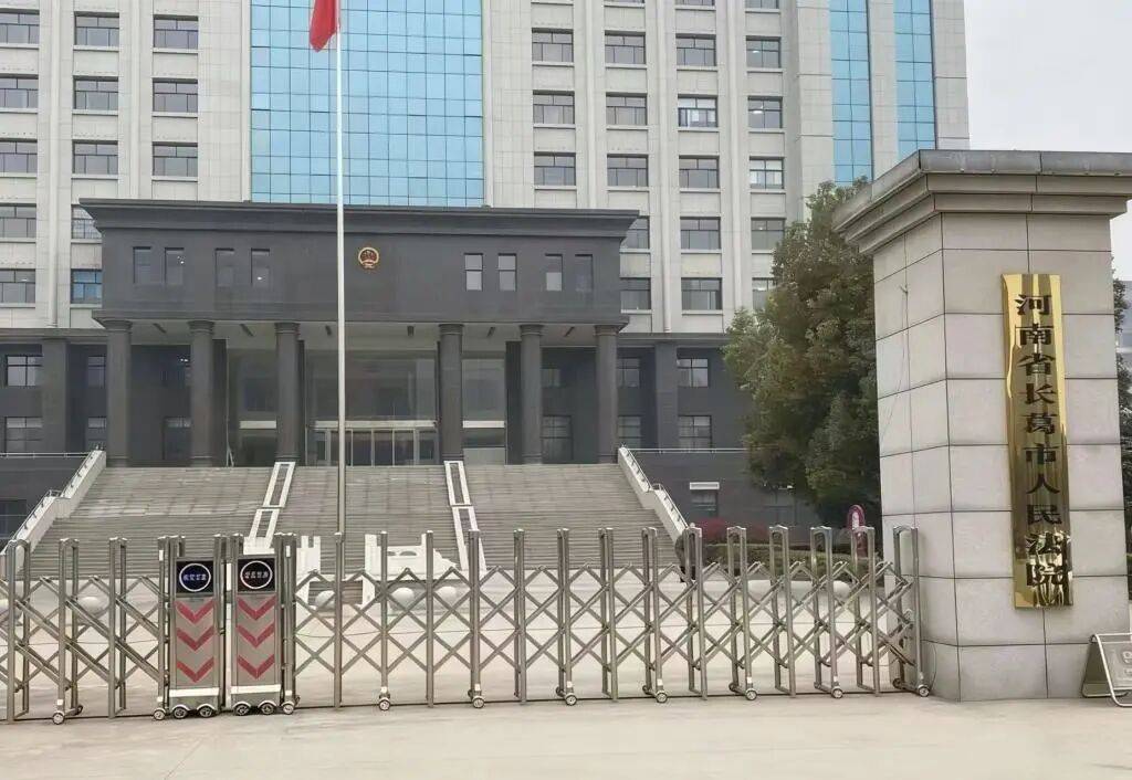 网络工程师李某以技术手段窃取赌博网站184万余名中国公民个人信息，窃取返佣资金3000万余元，被控涉嫌两罪名；警方已扣押其180余个比特币