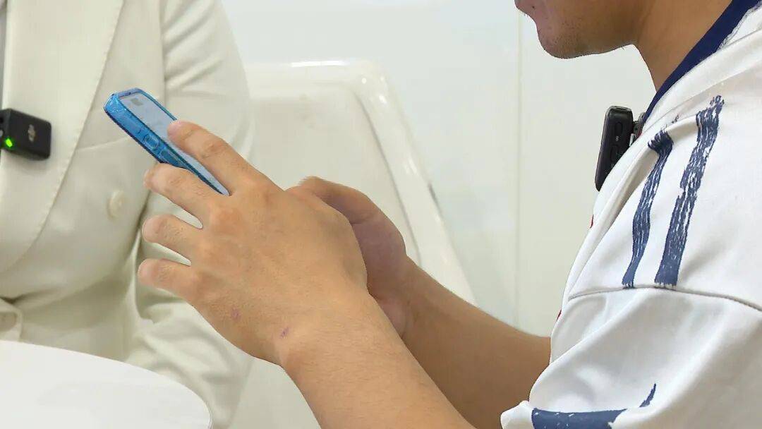 25岁海归男子恋上浙江离异老板娘，分手后追讨12万：每个月给她点外卖都要五六千，对方却没转过一分钱，每次转账还要写自愿赠与，准备起诉