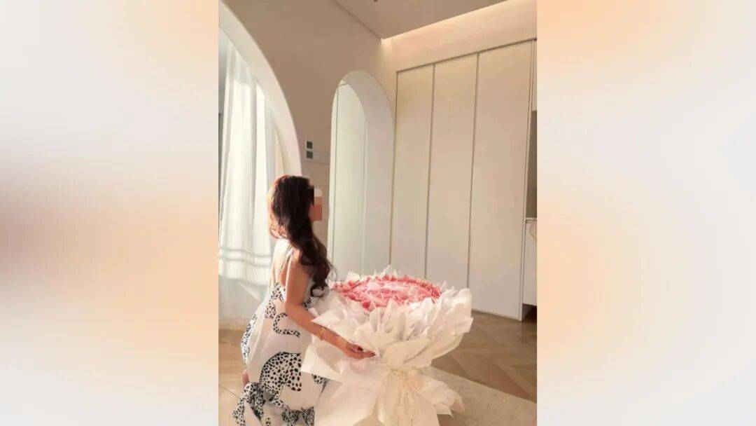 25岁海归男子恋上浙江离异老板娘，分手后追讨12万：每个月给她点外卖都要五六千，对方却没转过一分钱，每次转账还要写自愿赠与，准备起诉